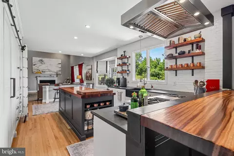 18 Steepleview Ct, Lambertville, NJ 08530