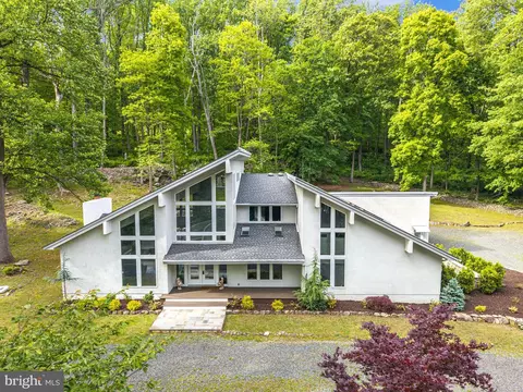 9 N North Star Dr, Annandale, NJ 08801