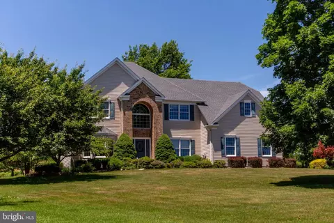 3 Danberry Dr, Ringoes, NJ 08551
