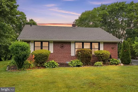 20 Poplar Rd, Ringoes, NJ 08551