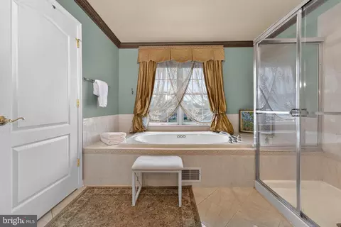 Bath - 4 Riverview Ct, Ringoes, NJ 08551 photo 3 of 5