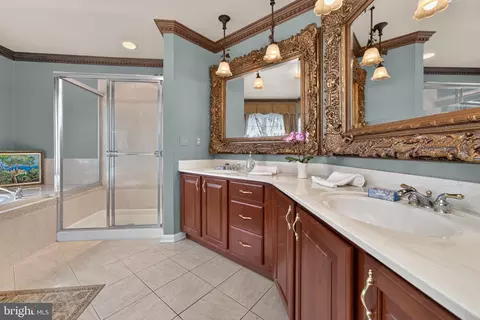 Bath - 4 Riverview Ct, Ringoes, NJ 08551 photo 2 of 5