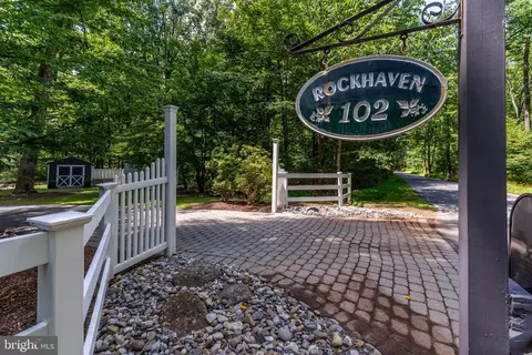 102 Lindbergh Rd, Hopewell, NJ 08525