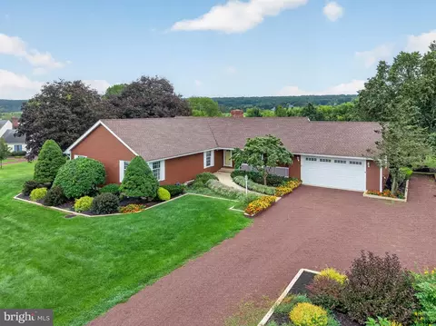 8 Meadow Lark Way, Ringoes, NJ 08551
