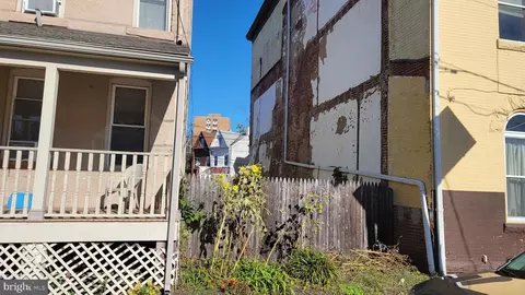 6 Montgomery Pl, Trenton, NJ 08618