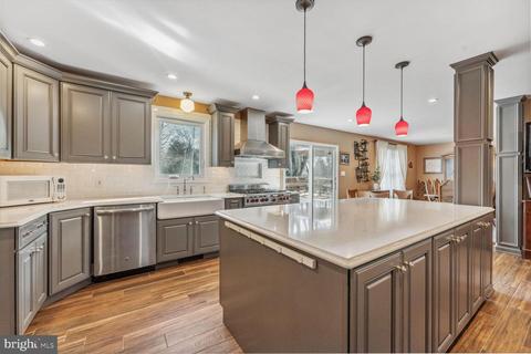 8 Lake Shore Dr, Princeton Junction, NJ 08550