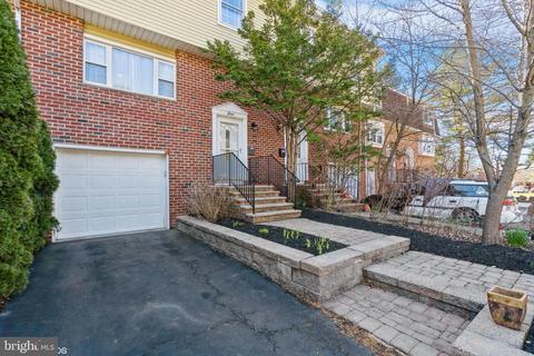8 Trafalgar Ct, Lawrenceville, NJ 08648