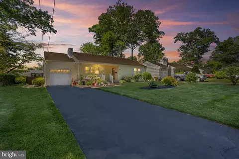 5 Glen Stewart Dr, Ewing, NJ 08618