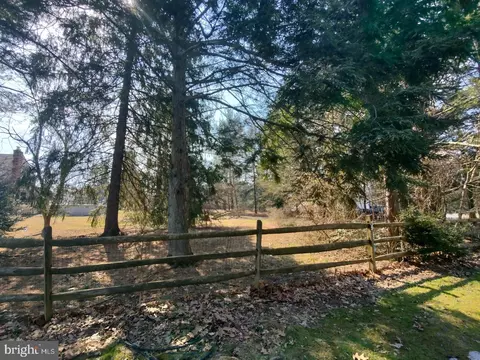 59 Perry Dr, Ewing, NJ 08628