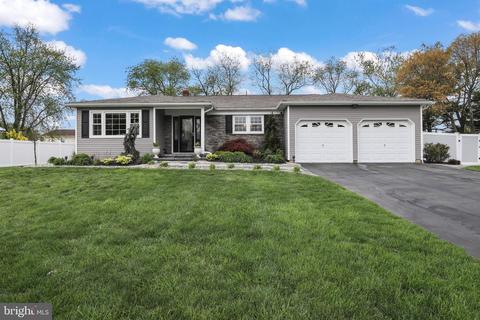 43 Deacon Dr, Hamilton, NJ 08619