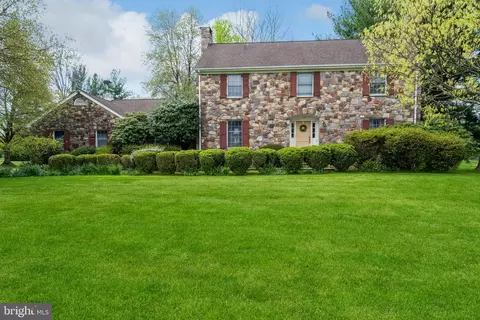 17 Foxcroft Dr, Princeton, NJ 08540