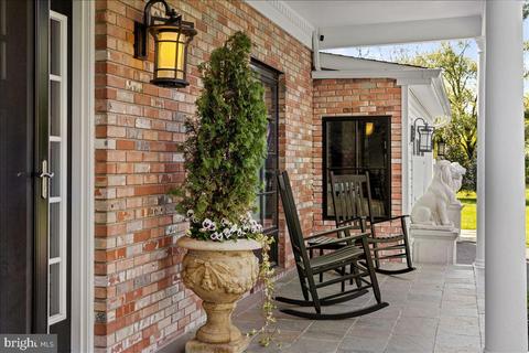 6 Larkspur Ln, Lawrenceville, NJ 08648