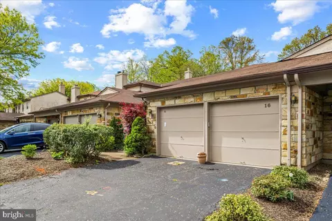 16 Woodmont Dr, Lawrenceville, NJ 08648