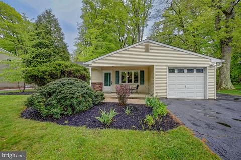 17 Manor House Dr, Trenton, NJ 08638