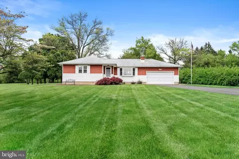 207 Sharon Rd, Robbinsville, NJ 08691