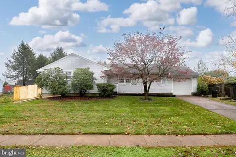 41 Wolf Dr, Hamilton, NJ 08610