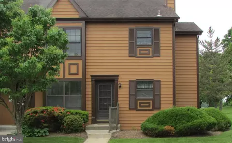 37 Fairway Ct, Lawrence Township, NJ 08648