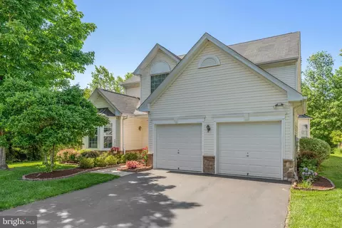 62 Lexington Dr, Pennington, NJ 08534