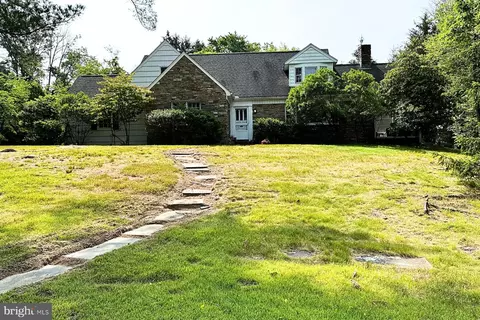 7 Perry Dr, Ewing, NJ 08628