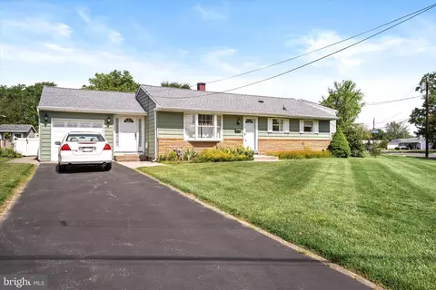 39 Matthew Dr, Hamilton, NJ 08690