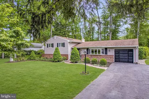 9 Lynnfield Dr, East Windsor, NJ 08520