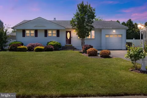 883 Estates Blvd, Hamilton, NJ 08690