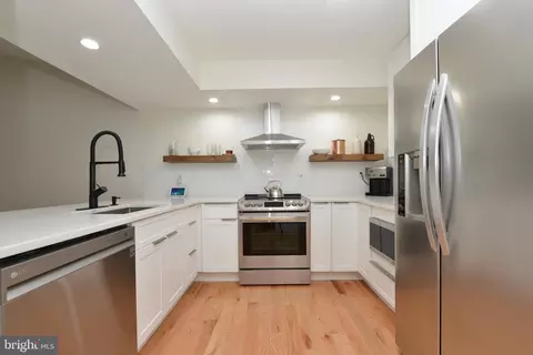 6 Pinewood Dr, Hamilton, NJ 08690