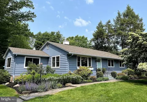 2 Harvest Dr, Pennington, NJ 08534