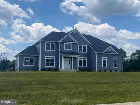 1 Oakwood Ct, Hamilton, NJ 08620