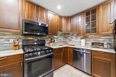 72 Holly Ct, Hamilton, NJ 08619
