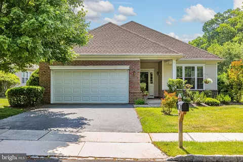16 Brewster Ct, Pennington, NJ 08534