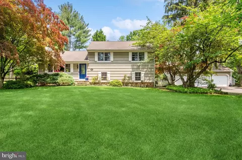 7 Harvest Dr, Pennington, NJ 08534