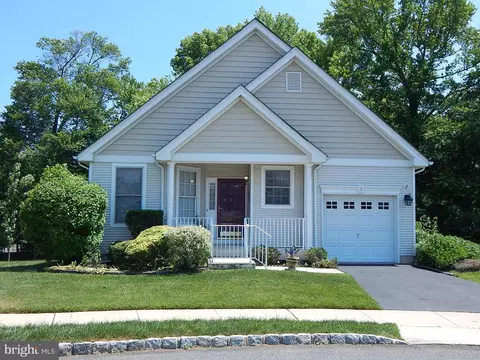 1 Bear Meade Dr, Hamilton, NJ 08691