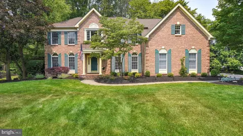 8 Pickering Dr, Robbinsville, NJ 08691