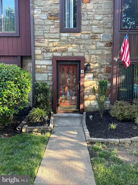 4 Topaz Ln, Hamilton, NJ 08690