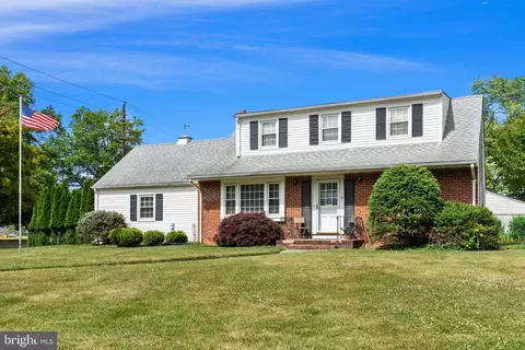 16 Spring Valley Ln, Ewing, NJ 08638