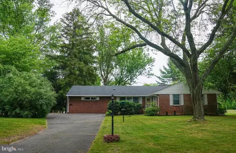 17 Dublin Rd, Pennington, NJ 08534