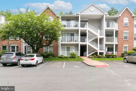 55 Cheverny Ct, Hamilton, NJ 08619