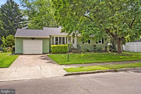 5 Iorio Dr, Hamilton, NJ 08620