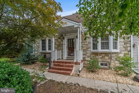 19 Patton Dr, Ewing, NJ 08618