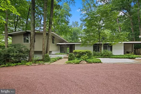 25 Brookstone Dr, Princeton, NJ 08540