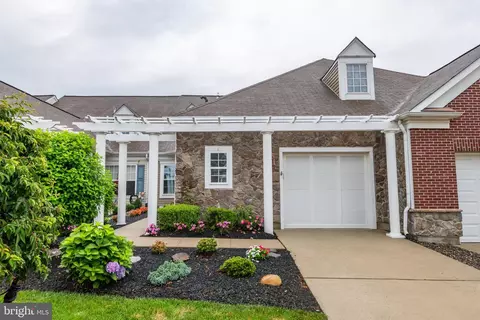 25 Falcon Ct, Hamilton, NJ 08690