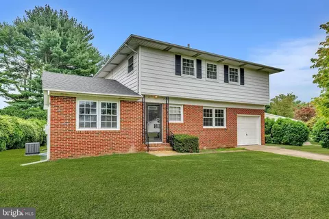 6 Clive Ct, Ewing, NJ 08638