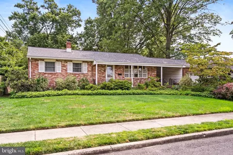 5 San Fernando Dr, Hamilton, NJ 08619