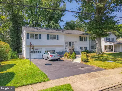23 Colonial Lake Dr, Lawrence Township, NJ 08648
