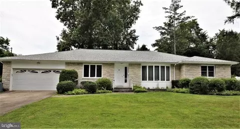 17 Diane Dr, Ewing, NJ 08628