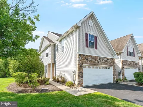 19 Blake Dr, Pennington, NJ 08534