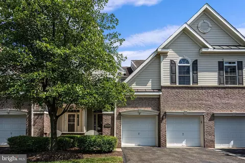 8 Schindler Ct, Lawrenceville, NJ 08648