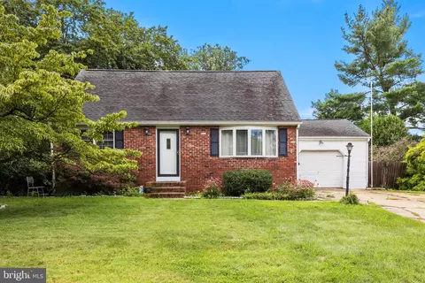 19 Blue Grass Dr, Ewing, NJ 08638