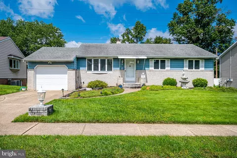 4 Perilli Dr, Hamilton, NJ 08610